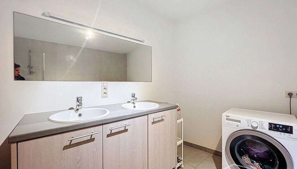 Dit ruime en goed onderhouden appartement met drie slaapkamers is gelegen in een rustige straat en handige locatie. Bij binnenkomst wordt u verwelkomd door een ruime inkomhal. De woon- en eetkamer, met een oppervlakte van circa 32m², is uitgerust met een