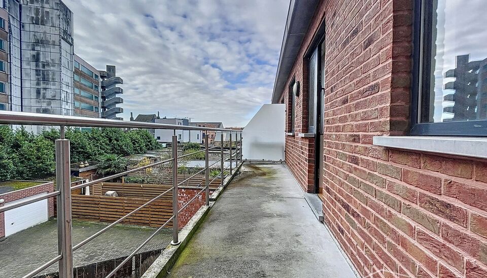 Dit ruime en goed onderhouden appartement met drie slaapkamers is gelegen in een rustige straat en handige locatie. Bij binnenkomst wordt u verwelkomd door een ruime inkomhal. De woon- en eetkamer, met een oppervlakte van circa 32m², is uitgerust met een