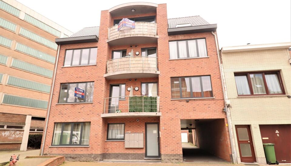 Dit ruime en goed onderhouden appartement met drie slaapkamers is gelegen in een rustige straat en handige locatie. Bij binnenkomst wordt u verwelkomd door een ruime inkomhal. De woon- en eetkamer, met een oppervlakte van circa 32m², is uitgerust met een