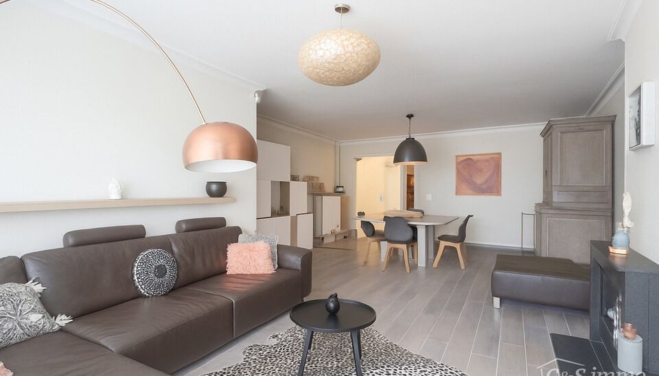 Welkom in dit charmante gelijkvloers appartement met een bewoonbare oppervlakte van ca. 89 m², gelegen op wandelafstand van het prachtige Gemeentepark Bremweide – ideaal voor een ontspannen wandeling in het groen.

U komt binnen via een verzorgde inkom