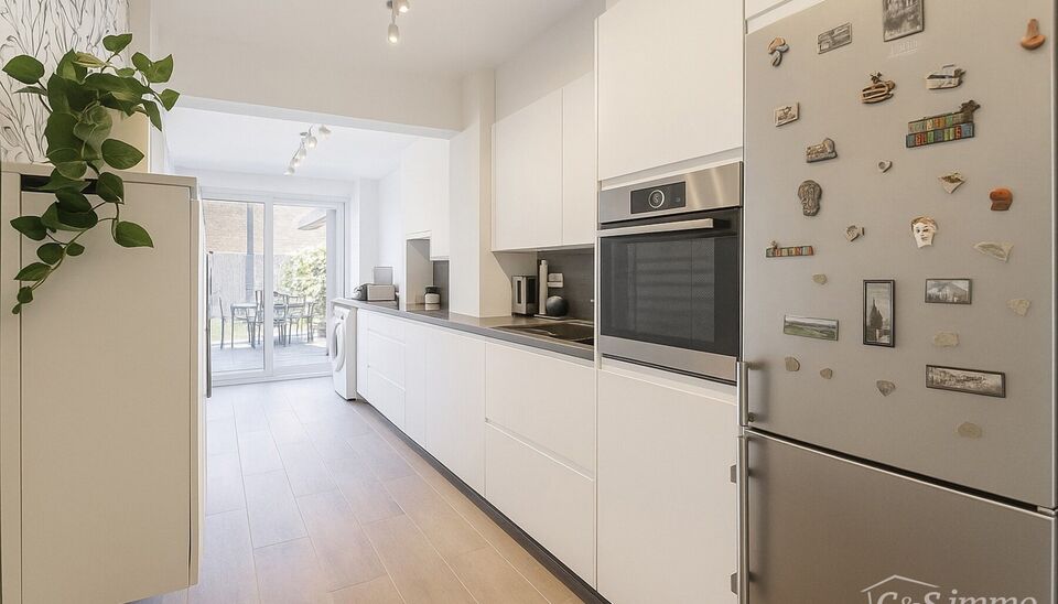 Welkom in dit charmante gelijkvloers appartement met een bewoonbare oppervlakte van ca. 89 m², gelegen op wandelafstand van het prachtige Gemeentepark Bremweide – ideaal voor een ontspannen wandeling in het groen.

U komt binnen via een verzorgde inkom