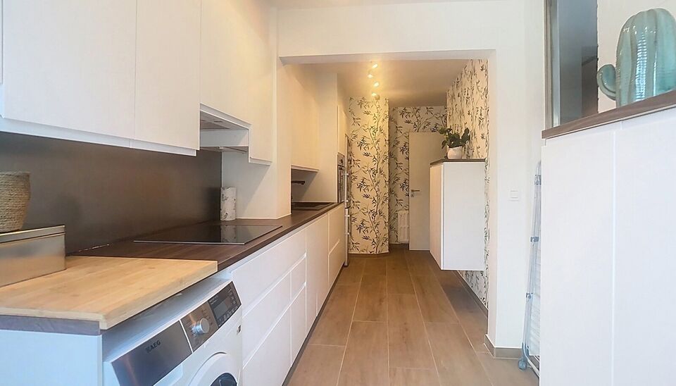 Welkom in dit charmante gelijkvloers appartement met een bewoonbare oppervlakte van ca. 89 m², gelegen op wandelafstand van het prachtige Gemeentepark Bremweide – ideaal voor een ontspannen wandeling in het groen.

U komt binnen via een verzorgde inkom