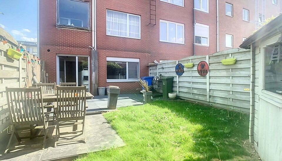 Welkom in dit charmante gelijkvloers appartement met een bewoonbare oppervlakte van ca. 89 m², gelegen op wandelafstand van het prachtige Gemeentepark Bremweide – ideaal voor een ontspannen wandeling in het groen.

U komt binnen via een verzorgde inkom