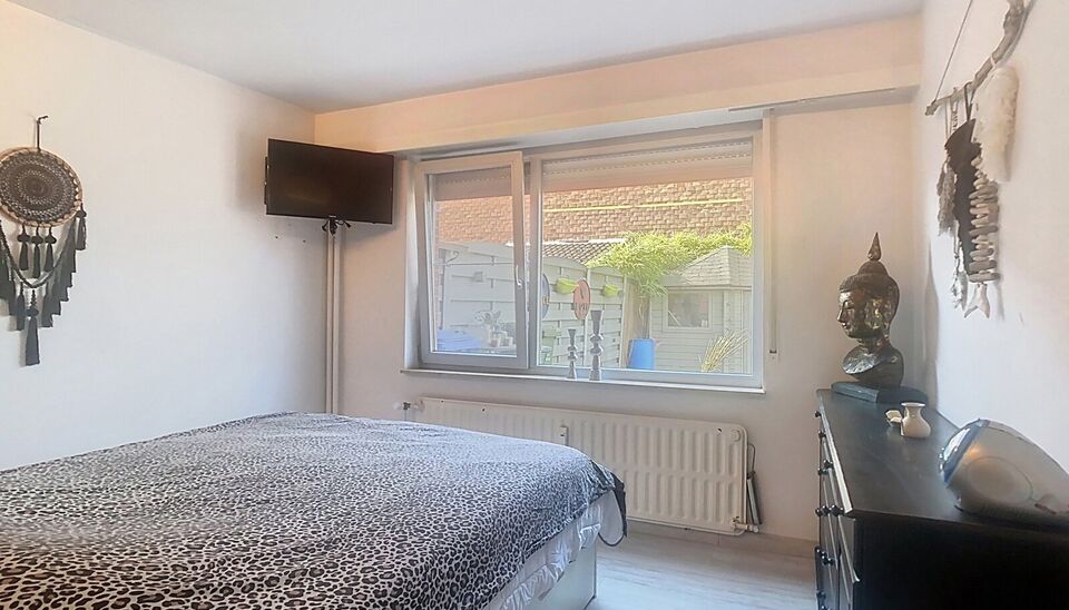 Welkom in dit charmante gelijkvloers appartement met een bewoonbare oppervlakte van ca. 89 m², gelegen op wandelafstand van het prachtige Gemeentepark Bremweide – ideaal voor een ontspannen wandeling in het groen.

U komt binnen via een verzorgde inkom