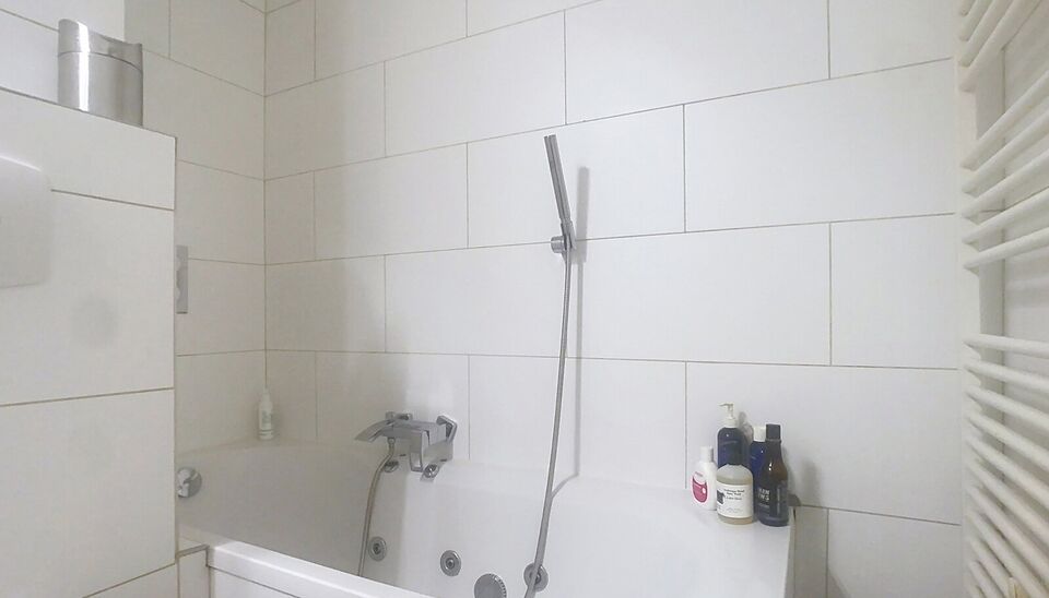 Welkom in dit charmante gelijkvloers appartement met een bewoonbare oppervlakte van ca. 89 m², gelegen op wandelafstand van het prachtige Gemeentepark Bremweide – ideaal voor een ontspannen wandeling in het groen.

U komt binnen via een verzorgde inkom