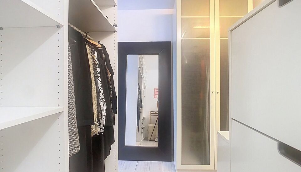 Welkom in dit charmante gelijkvloers appartement met een bewoonbare oppervlakte van ca. 89 m², gelegen op wandelafstand van het prachtige Gemeentepark Bremweide – ideaal voor een ontspannen wandeling in het groen.

U komt binnen via een verzorgde inkom
