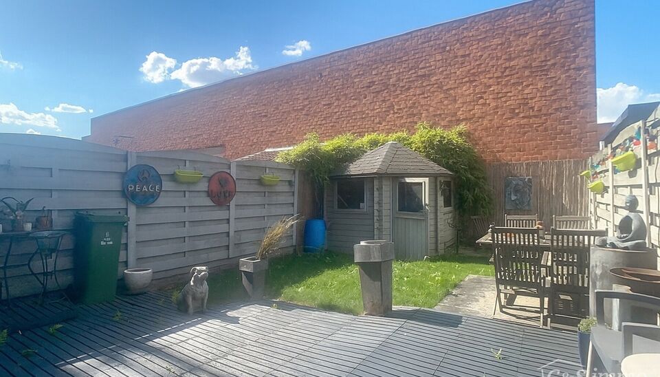 Welkom in dit charmante gelijkvloers appartement met een bewoonbare oppervlakte van ca. 89 m², gelegen op wandelafstand van het prachtige Gemeentepark Bremweide – ideaal voor een ontspannen wandeling in het groen.

U komt binnen via een verzorgde inkom