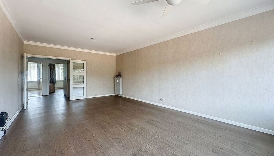 Op de tweede verdieping met lift van een kleinschalig gebouw, vlak bij het prachtige Rivierenhof, bevindt zich dit goed onderhouden en lichtrijke appartement met een ruime inkomhal voorzien van maatkasten, een woon- en leefruimte van ca. 32 m², een geslo