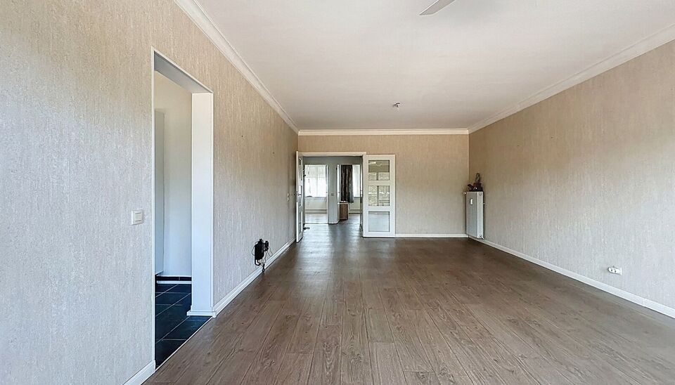Op de tweede verdieping met lift van een kleinschalig gebouw, vlak bij het prachtige Rivierenhof, bevindt zich dit goed onderhouden en lichtrijke appartement met een ruime inkomhal voorzien van maatkasten, een woon- en leefruimte van ca. 32 m², een geslo