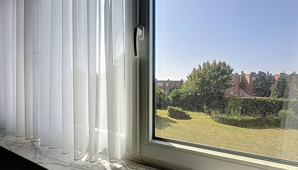Op de tweede verdieping met lift van een kleinschalig gebouw, vlak bij het prachtige Rivierenhof, bevindt zich dit goed onderhouden en lichtrijke appartement met een ruime inkomhal voorzien van maatkasten, een woon- en leefruimte van ca. 32 m², een geslo