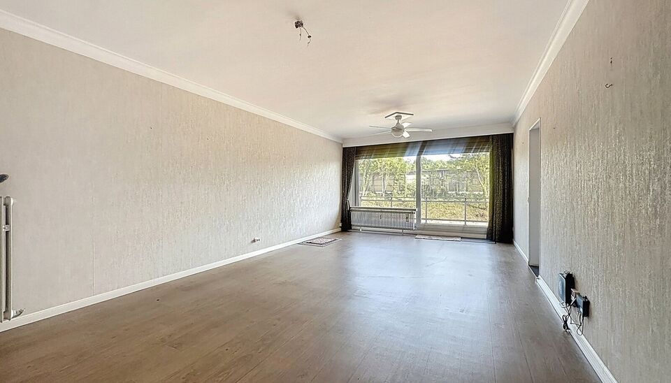 Op de tweede verdieping met lift van een kleinschalig gebouw, vlak bij het prachtige Rivierenhof, bevindt zich dit goed onderhouden en lichtrijke appartement met een ruime inkomhal voorzien van maatkasten, een woon- en leefruimte van ca. 32 m², een geslo