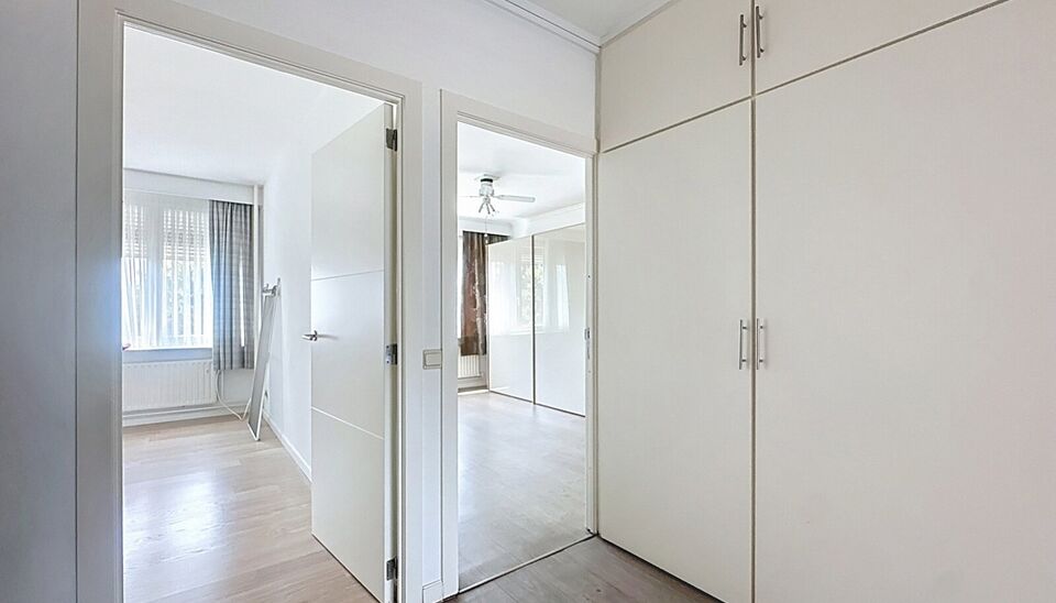 Op de tweede verdieping met lift van een kleinschalig gebouw, vlak bij het prachtige Rivierenhof, bevindt zich dit goed onderhouden en lichtrijke appartement met een ruime inkomhal voorzien van maatkasten, een woon- en leefruimte van ca. 32 m², een geslo