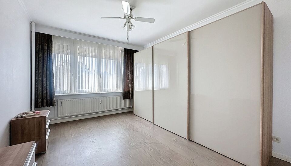 Op de tweede verdieping met lift van een kleinschalig gebouw, vlak bij het prachtige Rivierenhof, bevindt zich dit goed onderhouden en lichtrijke appartement met een ruime inkomhal voorzien van maatkasten, een woon- en leefruimte van ca. 32 m², een geslo