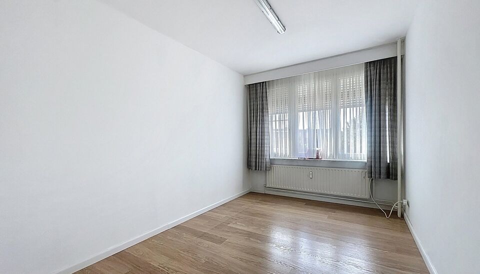 Op de tweede verdieping met lift van een kleinschalig gebouw, vlak bij het prachtige Rivierenhof, bevindt zich dit goed onderhouden en lichtrijke appartement met een ruime inkomhal voorzien van maatkasten, een woon- en leefruimte van ca. 32 m², een geslo
