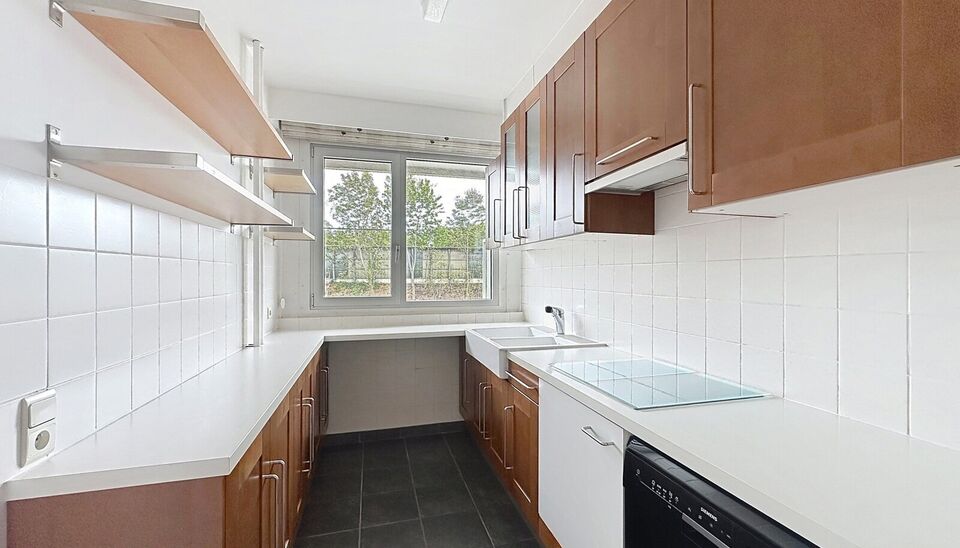 Op de tweede verdieping met lift van een kleinschalig gebouw, vlak bij het prachtige Rivierenhof, bevindt zich dit goed onderhouden en lichtrijke appartement met een ruime inkomhal voorzien van maatkasten, een woon- en leefruimte van ca. 32 m², een geslo