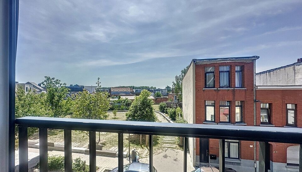 Triplexwoning op de tweede verdieping van een kleinschalig en rustig gebouw in het hart van Deurne. Dankzij de lage gemeenschappelijke kosten en aparte nutsvoorzieningen geniet je hier van betaalbaar wonen, zonder verrassingen. De woning is verdeeld over 