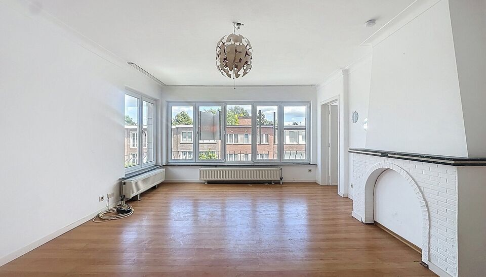 In een kleinschalig gebouw, gelegen in een zeer rustige en residentiële buurt, bevindt zich dit lichtrijke appartement op de tweede verdieping. Dankzij de hoekligging geniet je van uitzonderlijk veel natuurlijke lichtinval in elke ruimte. De ruime leefru