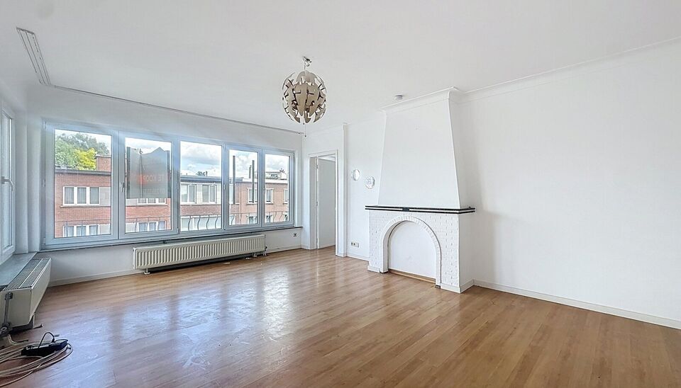 In een kleinschalig gebouw, gelegen in een zeer rustige en residentiële buurt, bevindt zich dit lichtrijke appartement op de tweede verdieping. Dankzij de hoekligging geniet je van uitzonderlijk veel natuurlijke lichtinval in elke ruimte. De ruime leefru