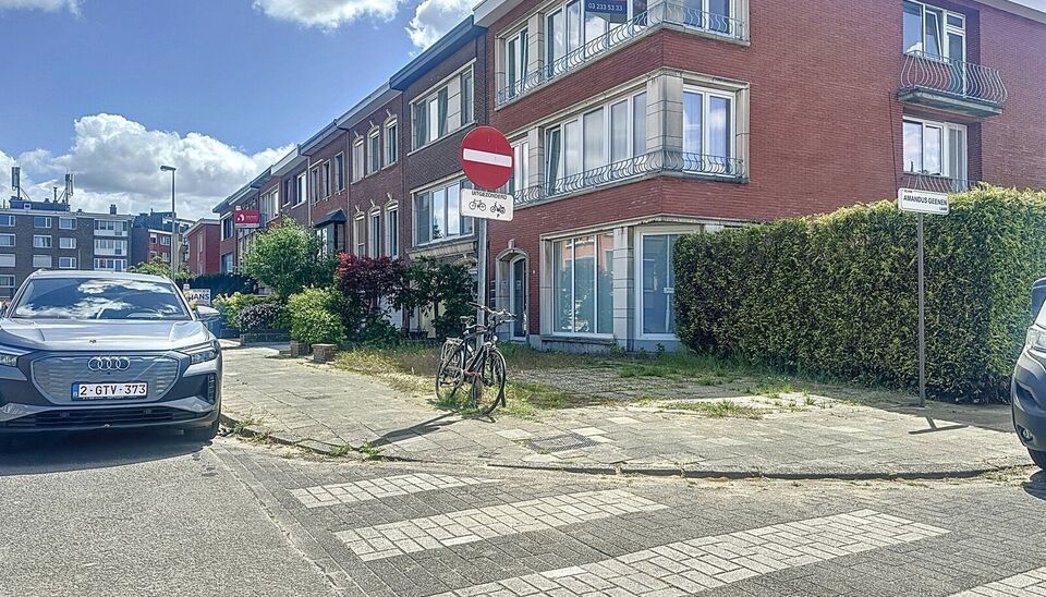 In een kleinschalig gebouw, gelegen in een zeer rustige en residentiële buurt, bevindt zich dit lichtrijke appartement op de tweede verdieping. Dankzij de hoekligging geniet je van uitzonderlijk veel natuurlijke lichtinval in elke ruimte. De ruime leefru