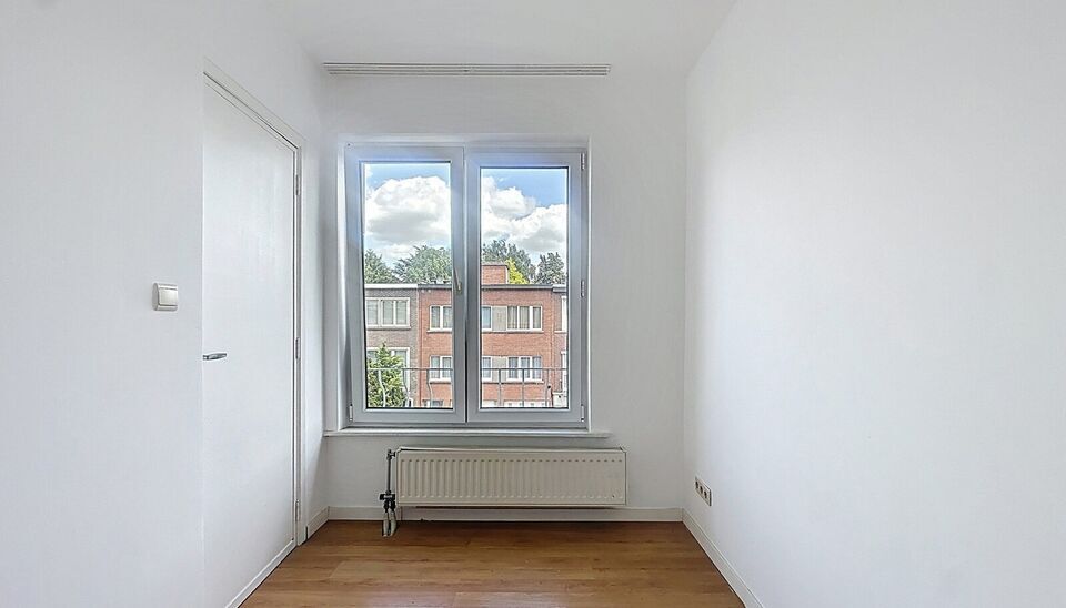 In een kleinschalig gebouw, gelegen in een zeer rustige en residentiële buurt, bevindt zich dit lichtrijke appartement op de tweede verdieping. Dankzij de hoekligging geniet je van uitzonderlijk veel natuurlijke lichtinval in elke ruimte. De ruime leefru