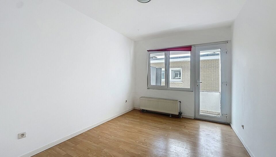 In een kleinschalig gebouw, gelegen in een zeer rustige en residentiële buurt, bevindt zich dit lichtrijke appartement op de tweede verdieping. Dankzij de hoekligging geniet je van uitzonderlijk veel natuurlijke lichtinval in elke ruimte. De ruime leefru