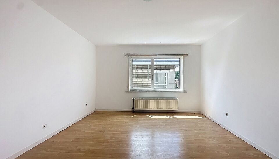 In een kleinschalig gebouw, gelegen in een zeer rustige en residentiële buurt, bevindt zich dit lichtrijke appartement op de tweede verdieping. Dankzij de hoekligging geniet je van uitzonderlijk veel natuurlijke lichtinval in elke ruimte. De ruime leefru