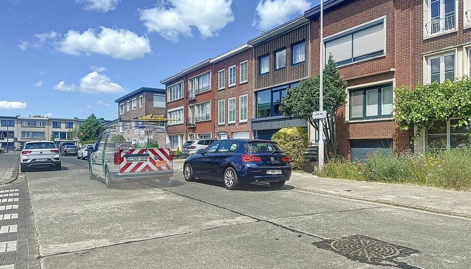 In een kleinschalig gebouw, gelegen in een zeer rustige en residentiële buurt, bevindt zich dit lichtrijke appartement op de tweede verdieping. Dankzij de hoekligging geniet je van uitzonderlijk veel natuurlijke lichtinval in elke ruimte. De ruime leefru