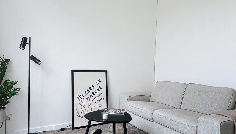 In het hart van het geliefde Deurne Zuid, tussen het Boelaarpark en het Boekenberghpark, vind je dit prachtig appartement terug op de tweede verdieping van een charmant en kleinschalig gebouw. Bij het betreden van het appartement kom je in de gezellige wo