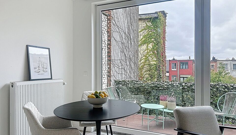 In het hart van het geliefde Deurne Zuid, tussen het Boelaarpark en het Boekenberghpark, vind je dit prachtig appartement terug op de tweede verdieping van een charmant en kleinschalig gebouw. Bij het betreden van het appartement kom je in de gezellige wo