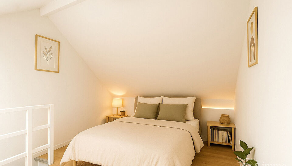 Triplexwoning op de tweede verdieping van een kleinschalig en rustig gebouw in het hart van Deurne. Dankzij de lage gemeenschappelijke kosten en aparte nutsvoorzieningen geniet je hier van betaalbaar wonen, zonder verrassingen. De woning is verdeeld over