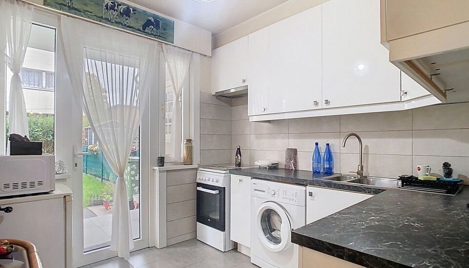 In een charmant, kleinschalig gebouw aan een doodlopende straat, op een steenworp van het groene Bisschoppenhofpark, vind je dit instapklare appartement op de gelijkvloerse verdieping. Een rustige ligging, veel lichtinval én moderne afwerking maken dit e