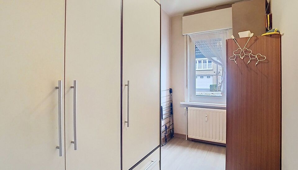 In een charmant, kleinschalig gebouw aan een doodlopende straat, op een steenworp van het groene Bisschoppenhofpark, vind je dit instapklare appartement op de gelijkvloerse verdieping. Een rustige ligging, veel lichtinval én moderne afwerking maken dit e