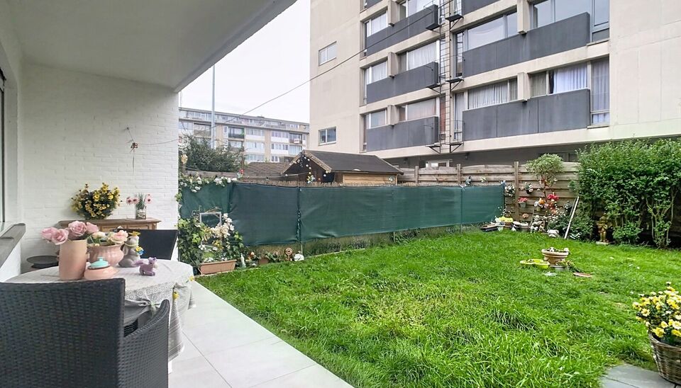 In een charmant, kleinschalig gebouw aan een doodlopende straat, op een steenworp van het groene Bisschoppenhofpark, vind je dit instapklare appartement op de gelijkvloerse verdieping. Een rustige ligging, veel lichtinval én moderne afwerking maken dit e