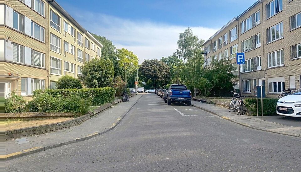 In een charmant, kleinschalig gebouw aan een doodlopende straat, op een steenworp van het groene Bisschoppenhofpark, vind je dit instapklare appartement op de gelijkvloerse verdieping. Een rustige ligging, veel lichtinval én moderne afwerking maken dit e