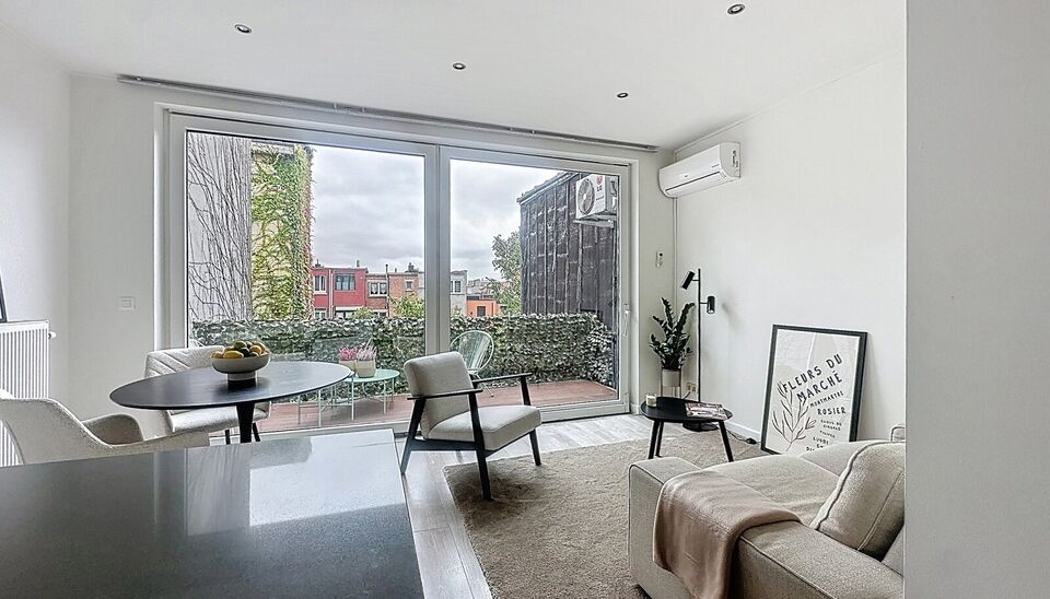 In het hart van het geliefde Deurne Zuid, tussen het Boelaarpark en het Boekenberghpark, vind je dit prachtig appartement terug op de tweede verdieping van een charmant en kleinschalig gebouw. Bij het betreden van het appartement kom je in de gezellige wo