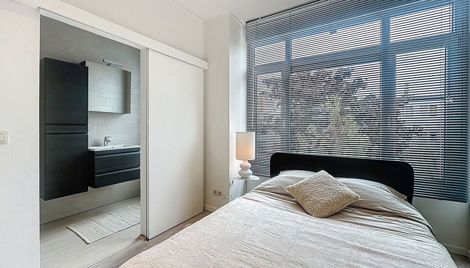 In het hart van het geliefde Deurne Zuid, tussen het Boelaarpark en het Boekenberghpark, vind je dit prachtig appartement terug op de tweede verdieping van een charmant en kleinschalig gebouw. Bij het betreden van het appartement kom je in de gezellige wo