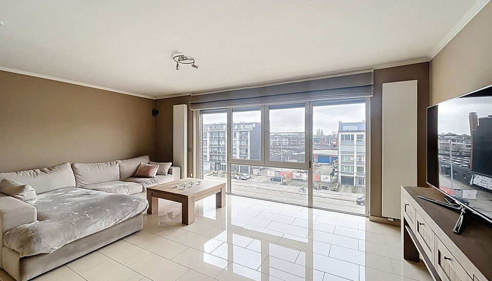 Dit ruime en goed onderhouden appartement met twee slaapkamers is gelegen op een centrale ligging nabij winkels, openbaar vervoer en vele uitvalswegen. Bij binnenkomst wordt u verwelkomd door een inkomhal met maatkast. De woon- en eetkamer, met een opperv