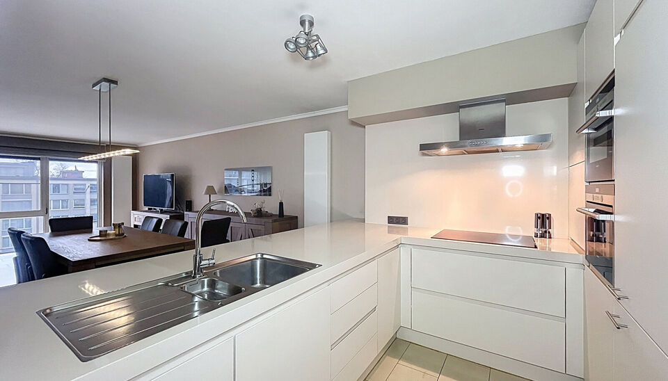 Dit ruime en goed onderhouden appartement met twee slaapkamers is gelegen op een centrale ligging nabij winkels, openbaar vervoer en vele uitvalswegen. Bij binnenkomst wordt u verwelkomd door een inkomhal met maatkast. De woon- en eetkamer, met een opperv