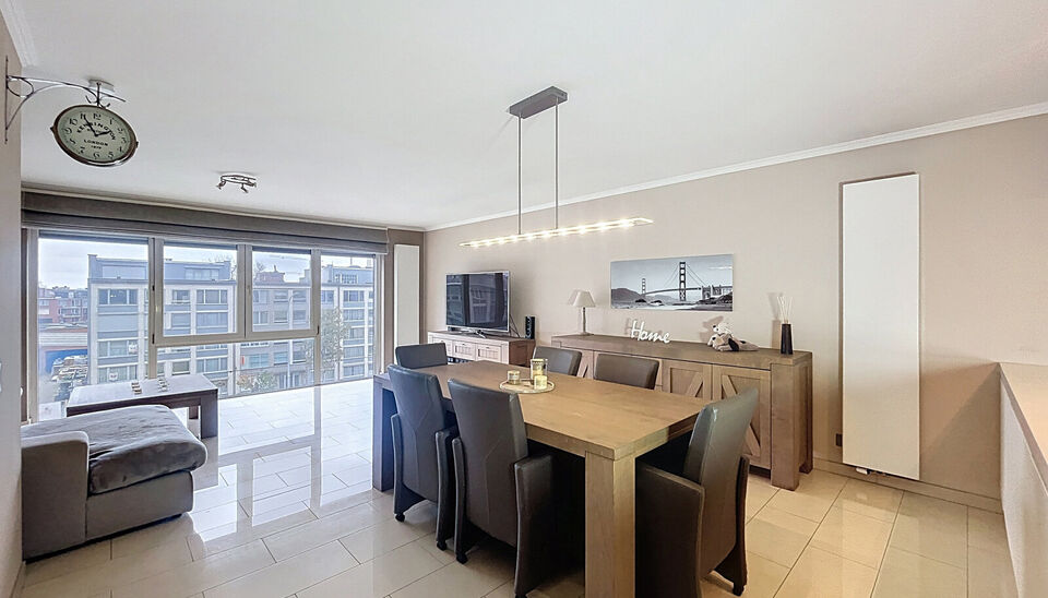 Dit ruime en goed onderhouden appartement met twee slaapkamers is gelegen op een centrale ligging nabij winkels, openbaar vervoer en vele uitvalswegen. Bij binnenkomst wordt u verwelkomd door een inkomhal met maatkast. De woon- en eetkamer, met een opperv