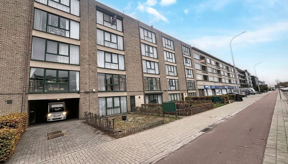 Dit ruime en goed onderhouden appartement met twee slaapkamers is gelegen op een centrale ligging nabij winkels, openbaar vervoer en vele uitvalswegen. Bij binnenkomst wordt u verwelkomd door een inkomhal met maatkast. De woon- en eetkamer, met een opperv