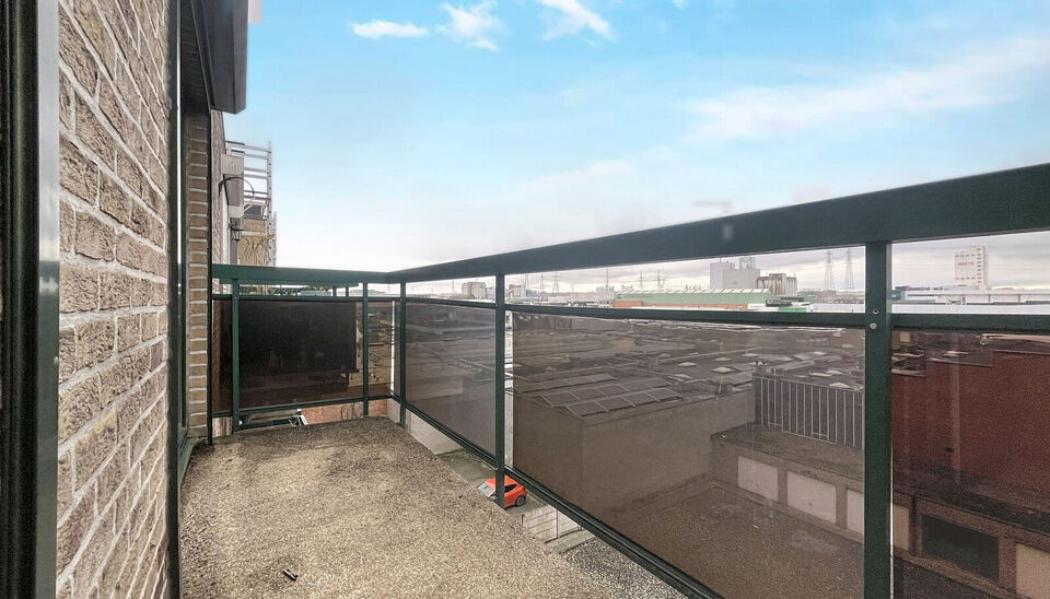 Dit ruime en goed onderhouden appartement met twee slaapkamers is gelegen op een centrale ligging nabij winkels, openbaar vervoer en vele uitvalswegen. Bij binnenkomst wordt u verwelkomd door een inkomhal met maatkast. De woon- en eetkamer, met een opperv