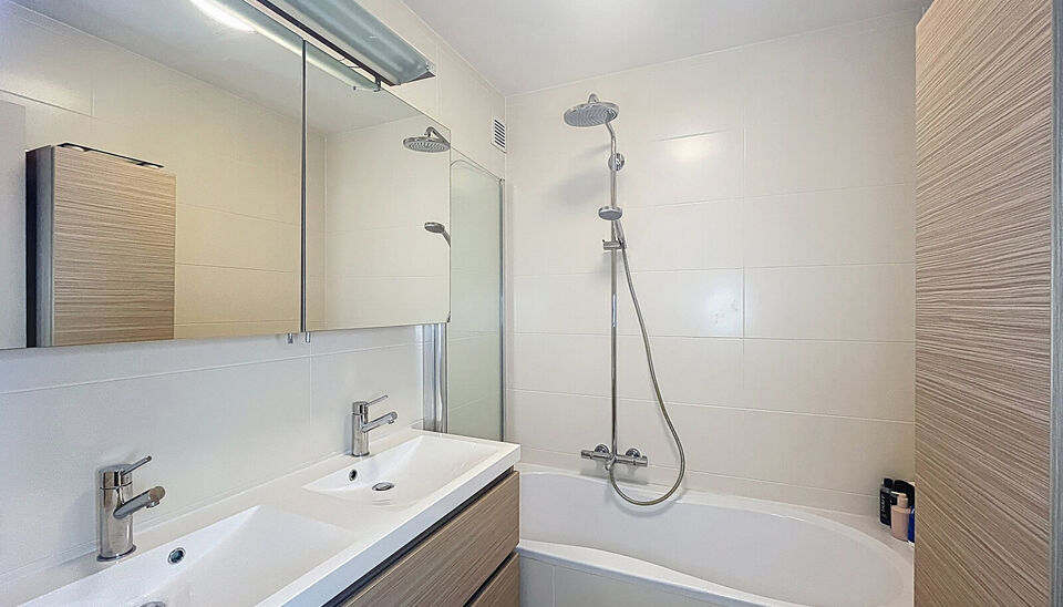 Dit ruime en goed onderhouden appartement met twee slaapkamers is gelegen op een centrale ligging nabij winkels, openbaar vervoer en vele uitvalswegen. Bij binnenkomst wordt u verwelkomd door een inkomhal met maatkast. De woon- en eetkamer, met een opperv