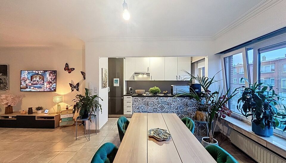 Gezellig instapklaar appartement in rustige woonwijk.
Bij het betreden van dit appartement op de eerste verdieping komt u in de ruime inkomhal. Ruime en lichtrijke woonkamer (ca.40m) op onderhoudsvriendelijke keramische tegelvloer.
De ingerichte keuken is