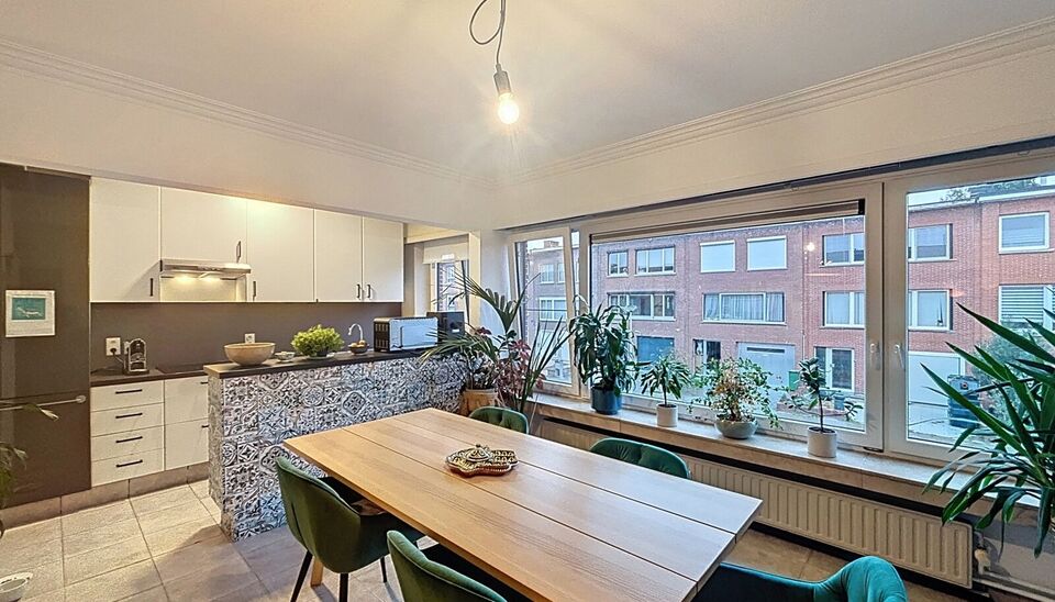 Gezellig instapklaar appartement in rustige woonwijk.
Bij het betreden van dit appartement op de eerste verdieping komt u in de ruime inkomhal. Ruime en lichtrijke woonkamer (ca.40m) op onderhoudsvriendelijke keramische tegelvloer.
De ingerichte keuken is