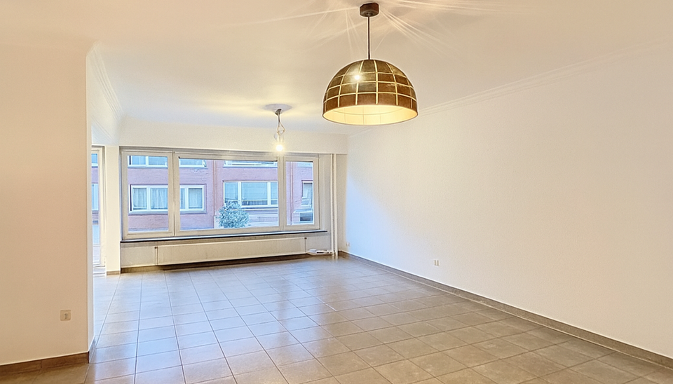 Gezellig instapklaar appartement in rustige woonwijk.
Bij het betreden van dit appartement op de eerste verdieping komt u in de ruime inkomhal. Ruime en lichtrijke woonkamer (ca.40m) op onderhoudsvriendelijke keramische tegelvloer.
De ingerichte keuken is