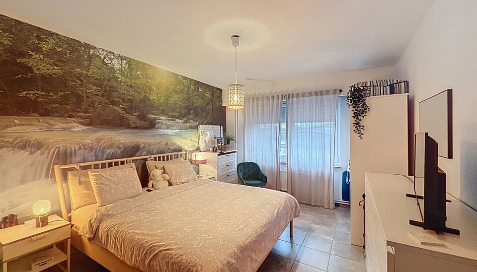 Gezellig instapklaar appartement in rustige woonwijk.
Bij het betreden van dit appartement op de eerste verdieping komt u in de ruime inkomhal. Ruime en lichtrijke woonkamer (ca.40m) op onderhoudsvriendelijke keramische tegelvloer.
De ingerichte keuken is