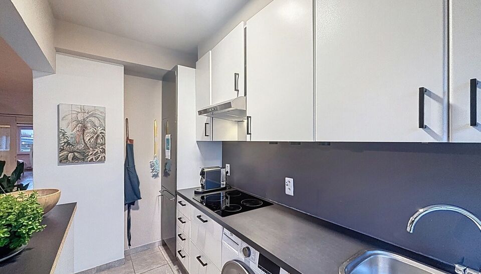 Gezellig instapklaar appartement in rustige woonwijk.
Bij het betreden van dit appartement op de eerste verdieping komt u in de ruime inkomhal. Ruime en lichtrijke woonkamer (ca.40m) op onderhoudsvriendelijke keramische tegelvloer.
De ingerichte keuken is