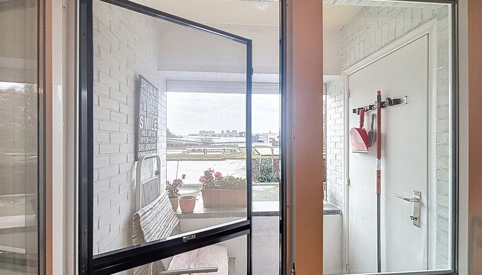 Gezellig instapklaar appartement in rustige woonwijk.
Bij het betreden van dit appartement op de eerste verdieping komt u in de ruime inkomhal. Ruime en lichtrijke woonkamer (ca.40m) op onderhoudsvriendelijke keramische tegelvloer.
De ingerichte keuken is