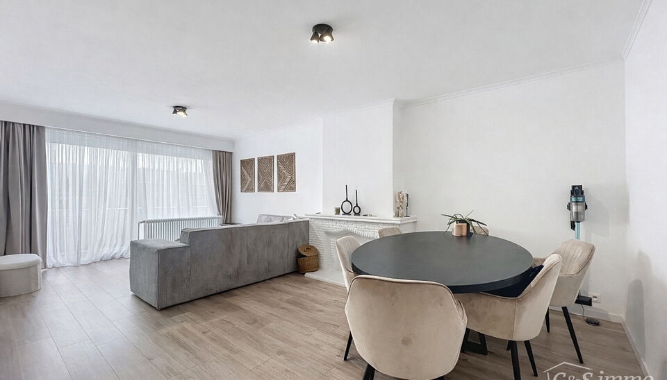 Dit ruime appartement van ca. 85 m&sup2;, gelegen nabij de Bosuilpark, beschikt over een lichtrijke woonkamer op laminaatvloer (ca. 42 m&sup2;) met aansluitende keuken (ca. 12 m&sup2;).
Via de nachthal bereikt u de twee slaapkamers van respectievelijk ca. 12 m&sup2; en 1