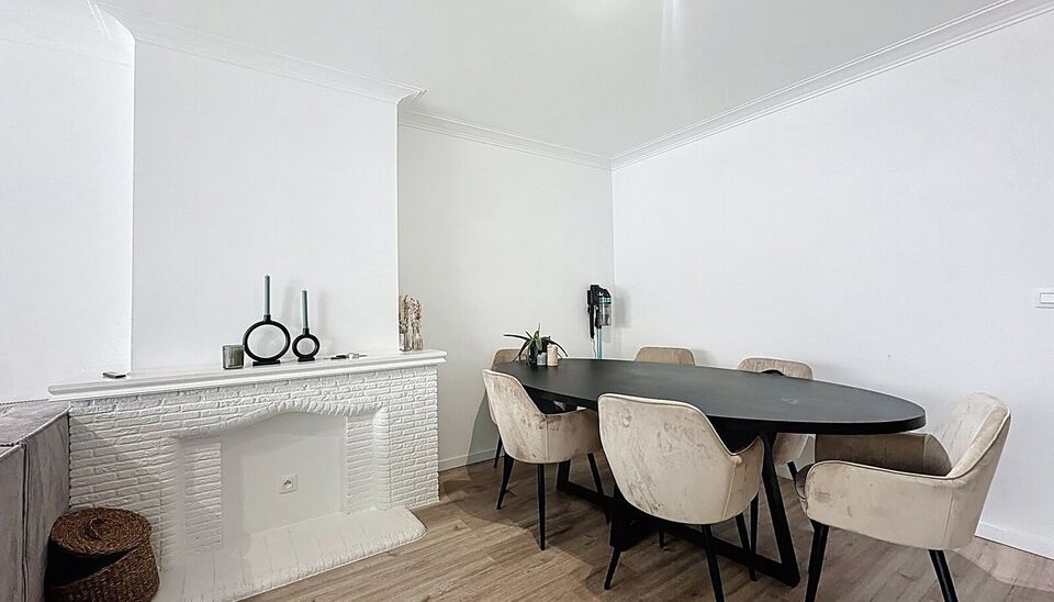 Dit ruime appartement van ca. 85 m&sup2;, gelegen nabij de Bosuilpark, beschikt over een lichtrijke woonkamer op laminaatvloer (ca. 42 m&sup2;) met aansluitende keuken (ca. 12 m&sup2;).
Via de nachthal bereikt u de twee slaapkamers van respectievelijk ca. 12 m&sup2; en 1